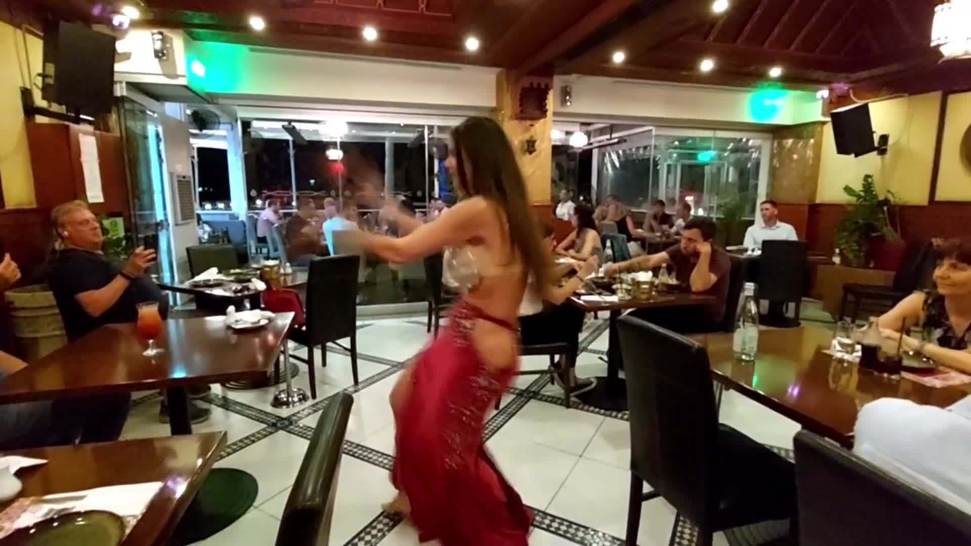 Девушка в ресторане