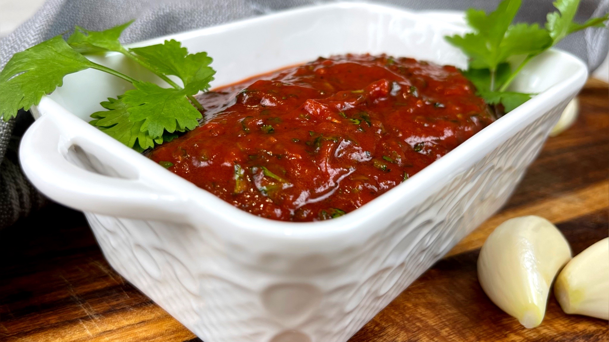 Соус к шашлыку. Соус томатный и чесночный. соус для шашлыка щедрий. самые полезные соусы. соус чесночный томатный барбекю.