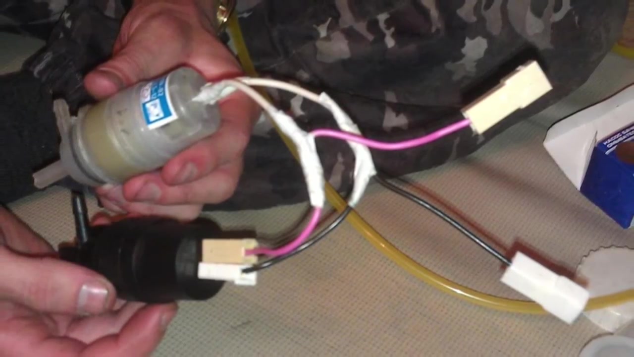 Моторчик бачка омывателя ваз 2107. Реле моторчика омывателя 2109. Шевроле нива провода на омыватель. Штекер моторчика омывателя volvo. Подключить стеклоомыватель.