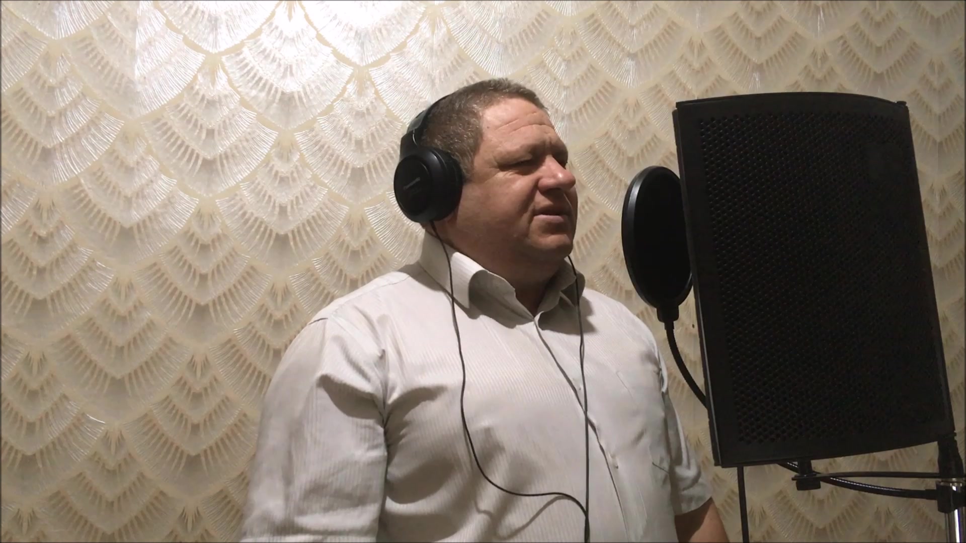 В глазах тоска уюта нет жд вокзал степанакерт. В душе тоска уюта нет жд вокзал степанакерт. Жд вокзал степанакерт песня. Степанакерт 1990. Степанакерт в душе тоска уюта нет.