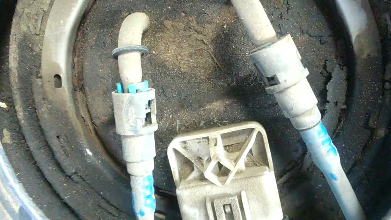 Соединитель топливной магистрали акцент. 89 ray штуцер. 7 xdi. Штуцер топливный 3s fe. Как снять быстросъемный топливный штуцер.