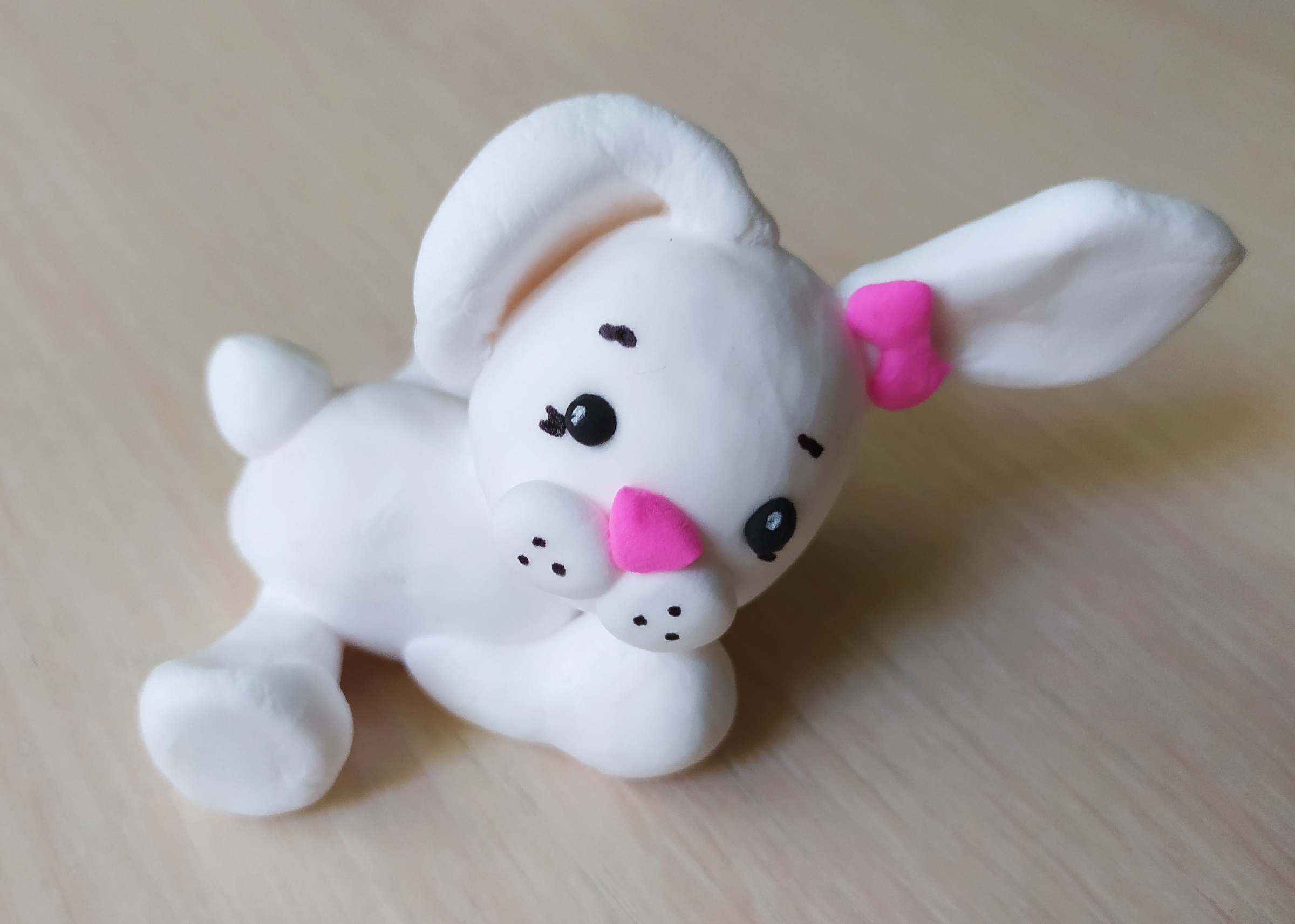 Белый зайчик из пластилина