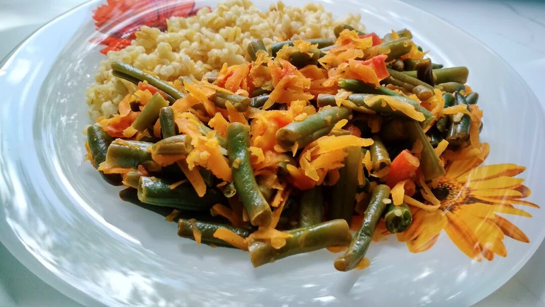 тушеная стручковая фасоль. постный фасоль. салат сытный с фасолью. постная еда из фасоли. красивые постные блюда.