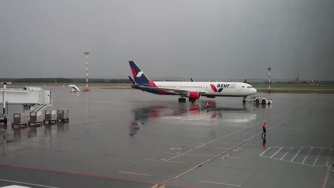 Рейс екатеринбург сочи. Азур Эйр в ОАЭ. Azur Air самолеты в Египет. Азур АИР полет в ОАЭ. Самолёт Azur Air 777