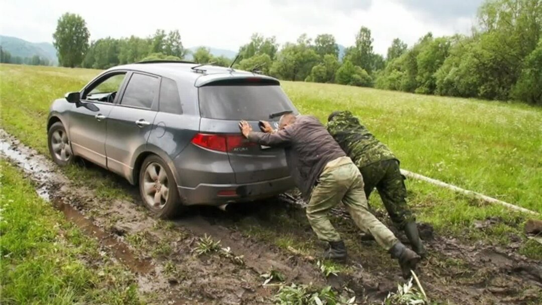 Машина забуксовала в грязи