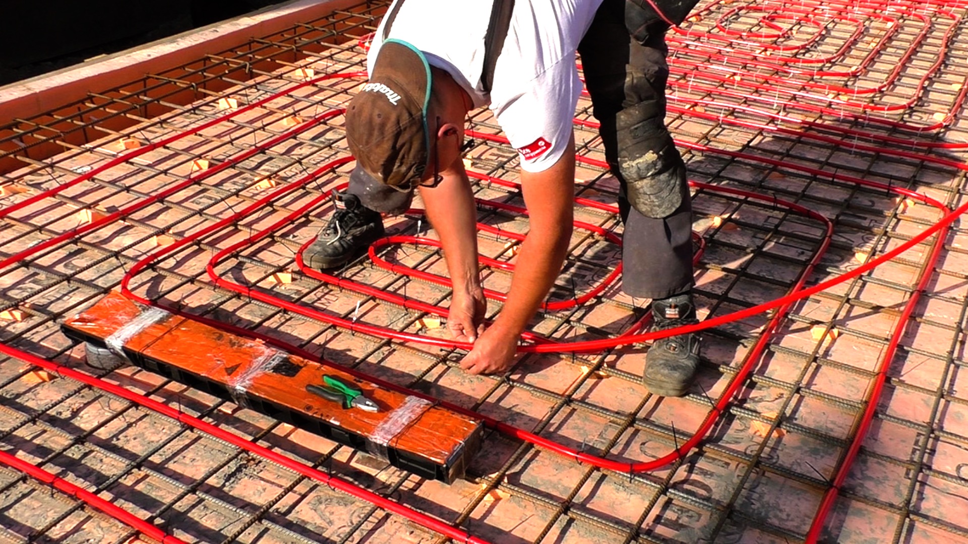 Сетка для теплого пола. Армированный теплый пол. Укладка теплого водяного пола на сетку. Дополнительное армирование теплого пола. Сетка на теплый пол водяной.