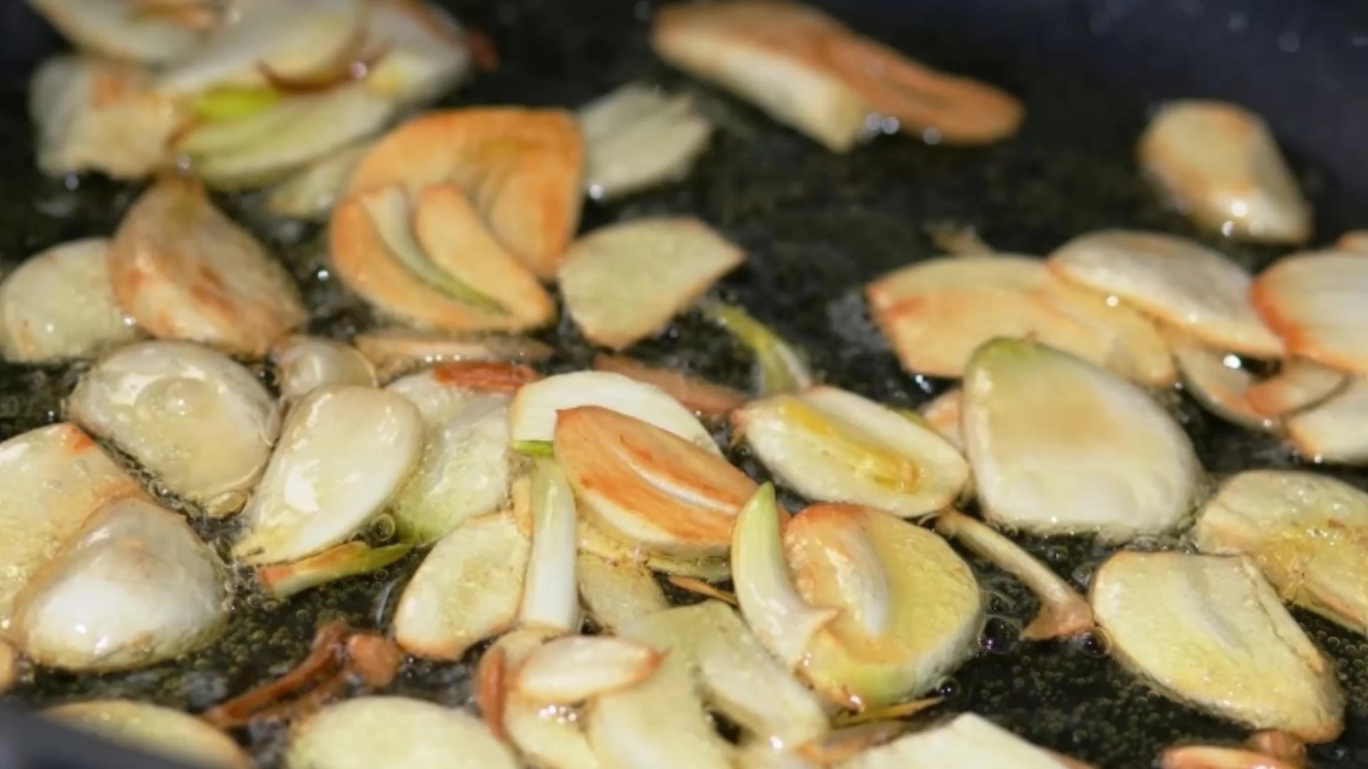 Попкорн из нута. Полезные свойства жареных. Блюда с розмарином. Жаренный чеснок. Вороночник жареный с чесноком.