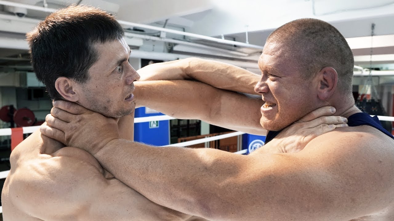 Бодибилдер против бойца. Макс новоселов качок. Бои качков. Качок турникмен. Бои качков.