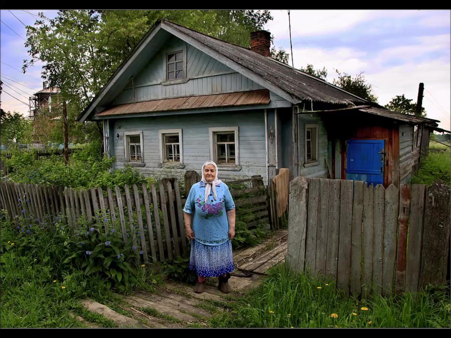 Старушка дома. Старушка в деревне. Деревенская бабушка. Бабушка у калитки в деревне. Деревенский домик у бабушки.