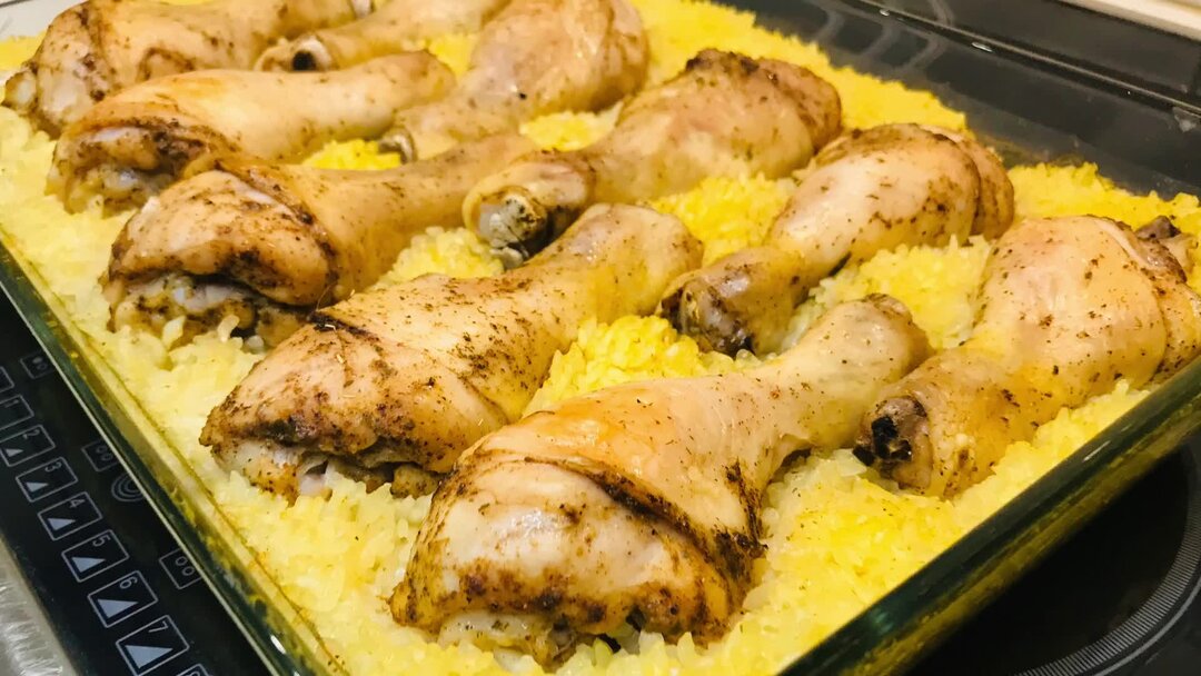 Голень с рисом. Курица запеченная с рисом в духовке. Рис с куриной голенью. Рис с курицей в духовке. Рис с курицей.