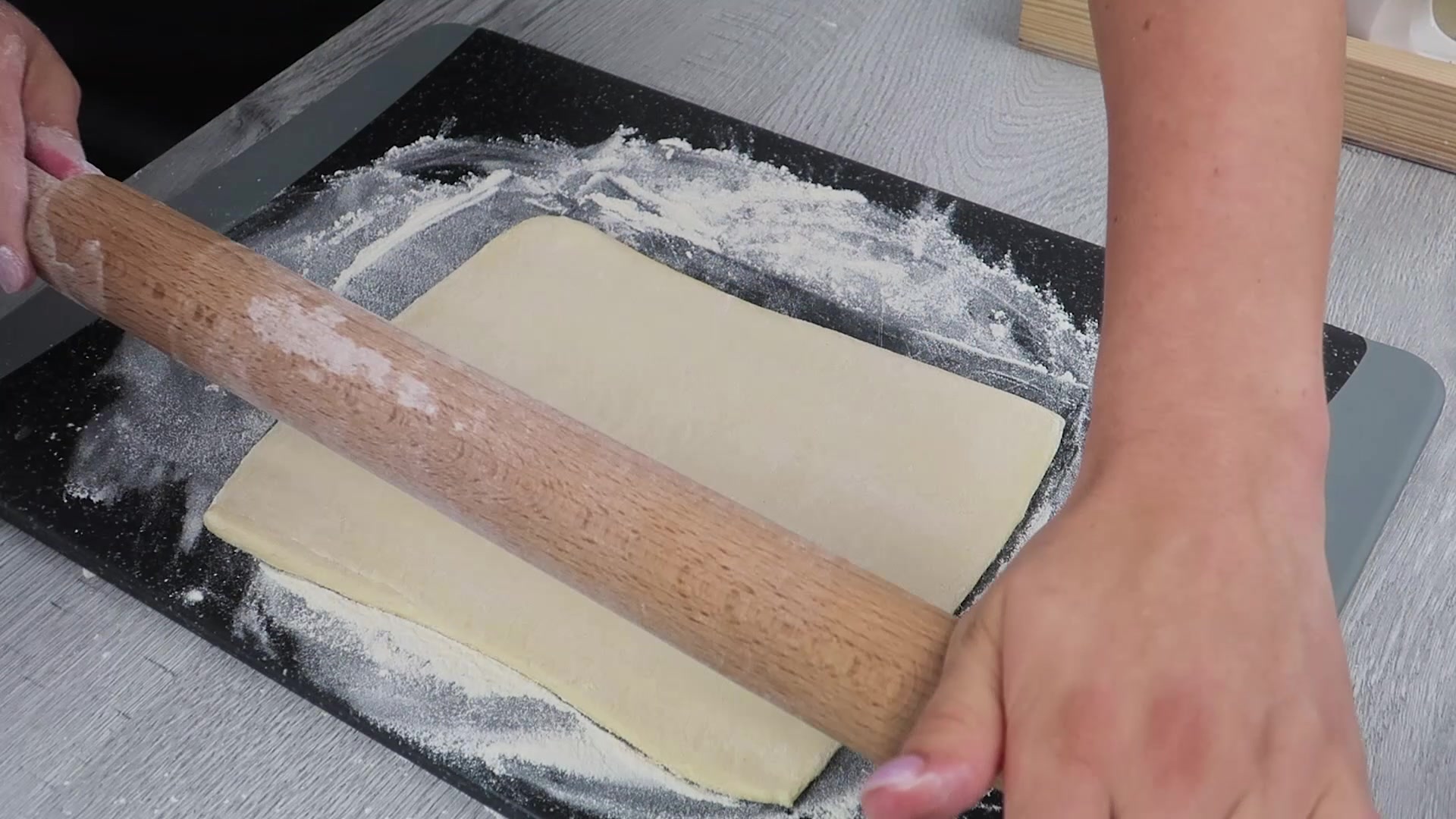 Слоеное тесто нужно раскатывать. Разморозка слоеного теста. Как раскатывать слоеное тесто. Как раскатывать слоеное тесто на пиццу. Надо ли раскатывать слоеное на пиццу.
