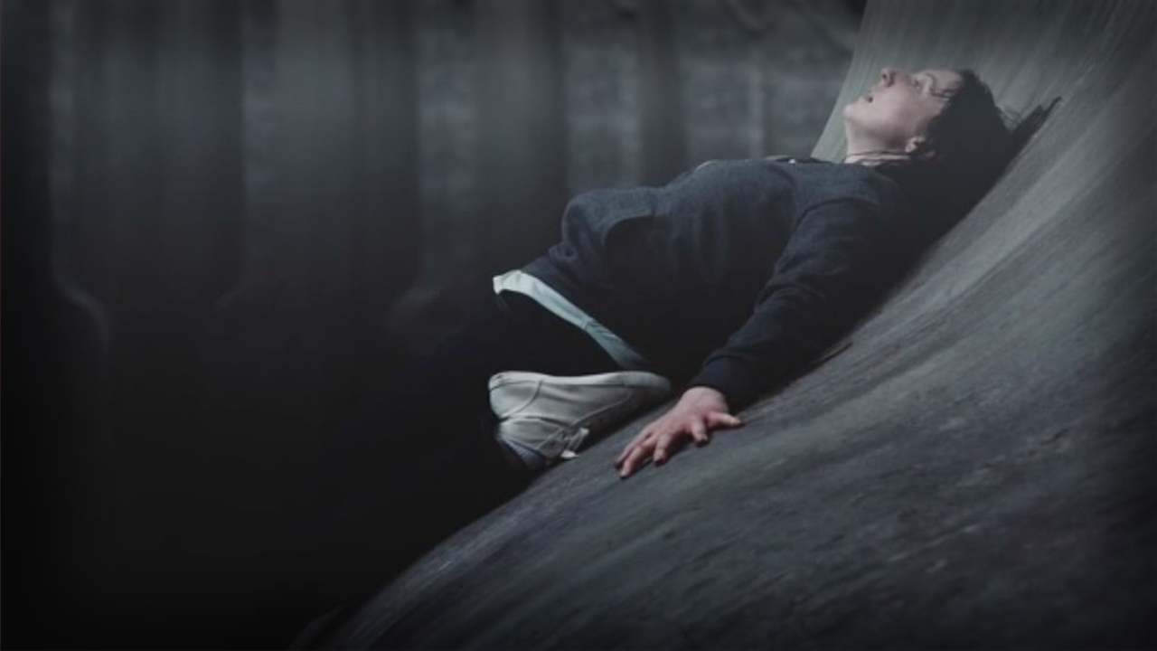 она очнулась на изгибе стены посреди океана. фильм изгиб короткометражка 2020. Curve фильм 2016. она очнулась на изгибе стены посреди океана. изгиб короткометражный фильм.