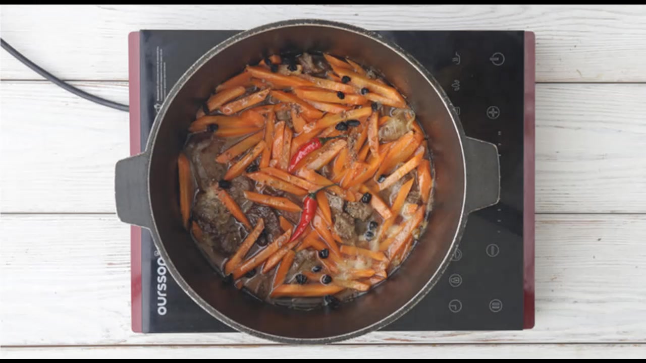 Настоящий узбекский плов в казане на костре. В плов добавляют холодную или горячую. Оранжевый плов. Зирвак для плова. Фруктовый плов рецепт.