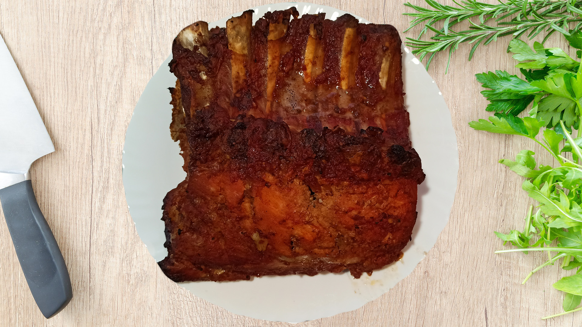 Приготовить быстро вкусно корейку. Корейка запеченная в духовке. Запеченная свиная корейка. Корейка свиная на кости в духовке сочная и мягкая. Свиная корейка с ребрами в духовке.