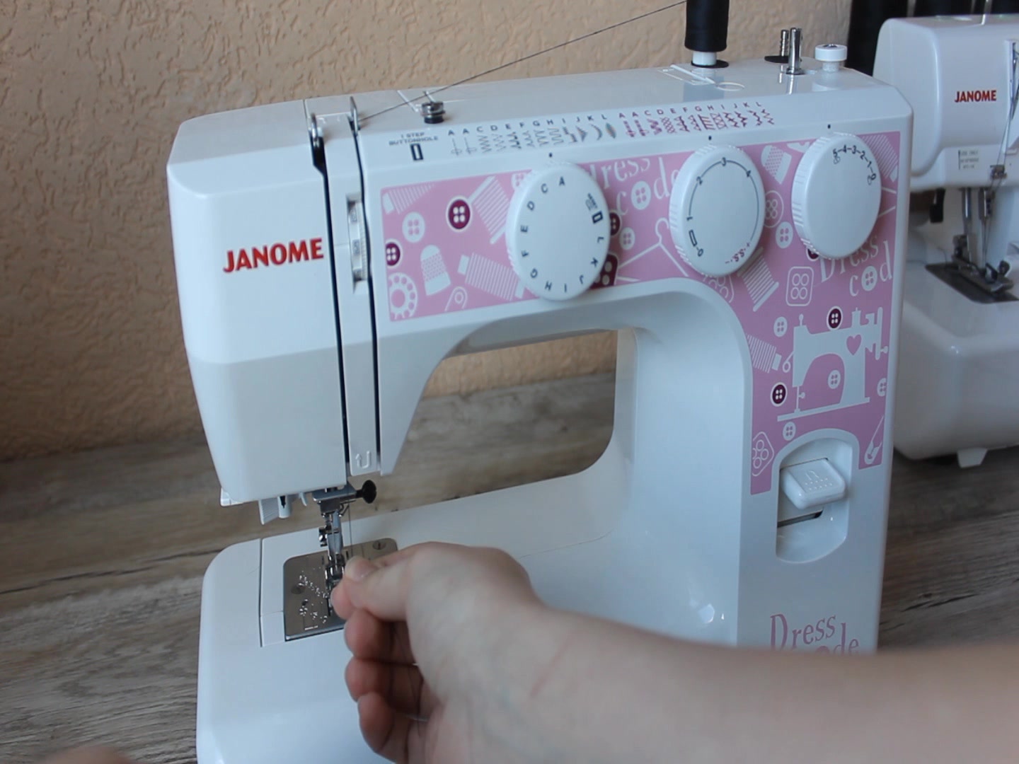 Janome dresscode. Джаноме 300 швейная машинка. Швейная машинка Джаноме джем. Петли на швейной машинке Джаноме.
