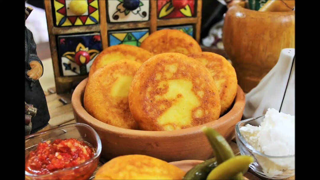 Кукурузная лепешка на костре. Грузинская лепешка с сыром. Грузинские кукурузные лепешки мчади. Что такое мчади в грузинской кухне. Тонкая лепешка из кукурузной муки грузинская.