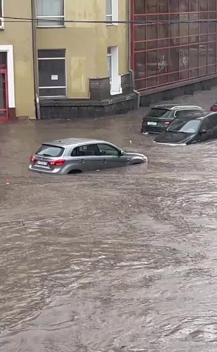 Дождь в новгороде сегодня. Нижний Новгород затопило центр. Потоп в Нижнем Новгороде 2022. Алексеевская после ливня Нижний Новгород. Нижний Новгород потоп 18.07.2022.