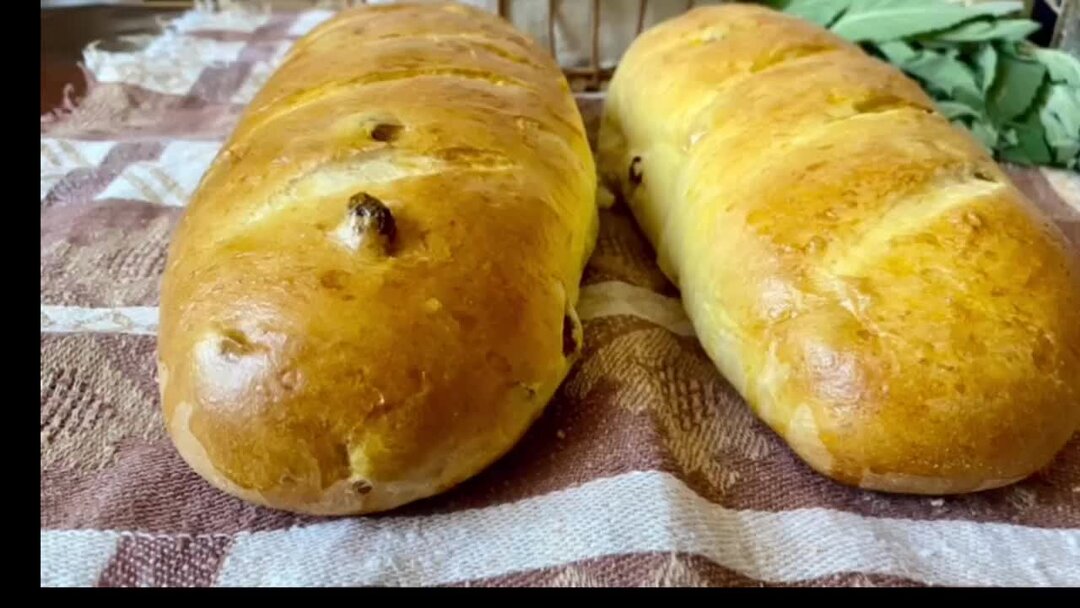 Батоны выпечка в духовке. Батон с изюмом. Домашние батоны в духовке. Картинка батон с изюмом. Дрожжи с батоном.