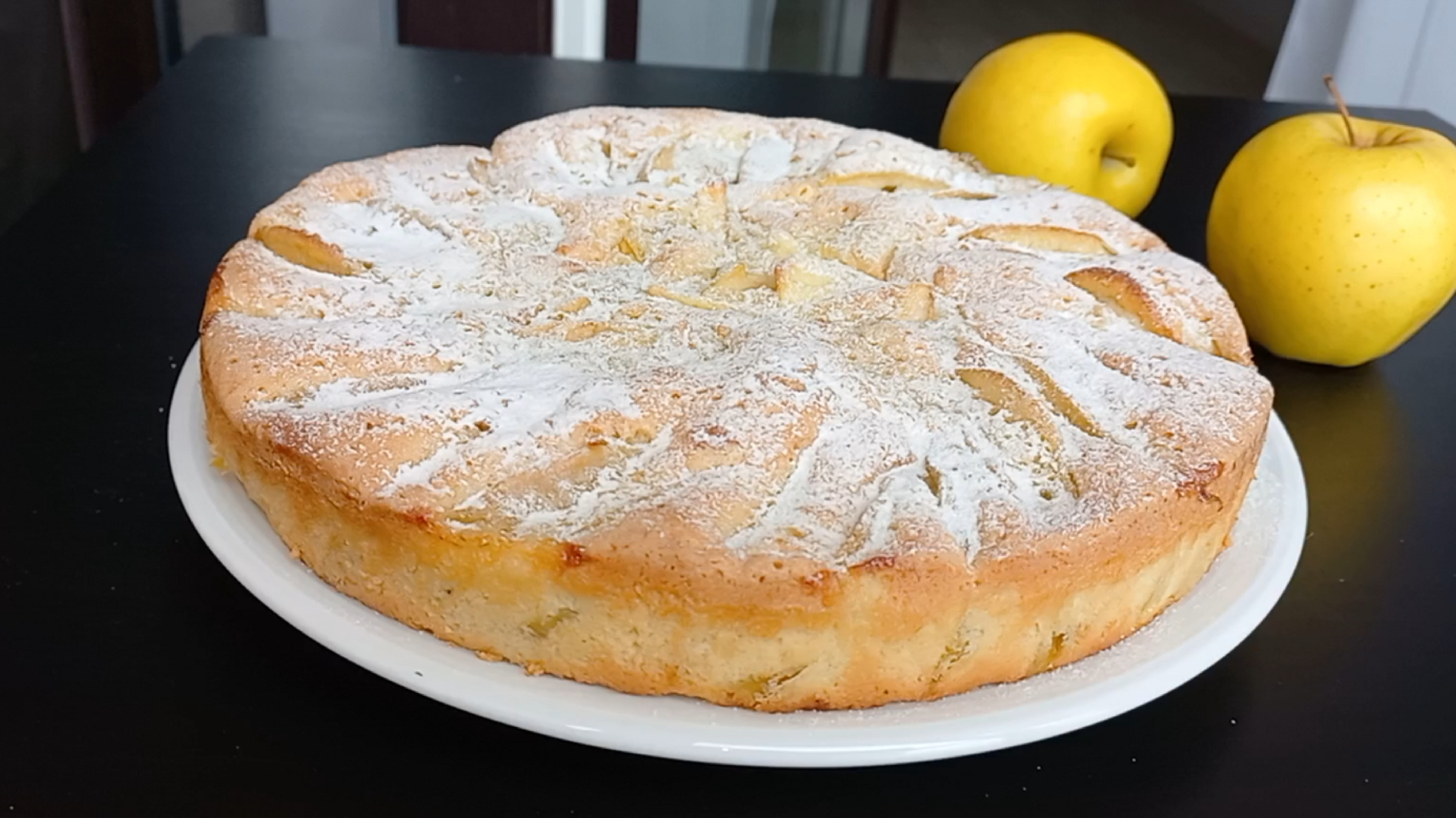 Вкусная шарлотка пышная с яблоками в мультиварке
