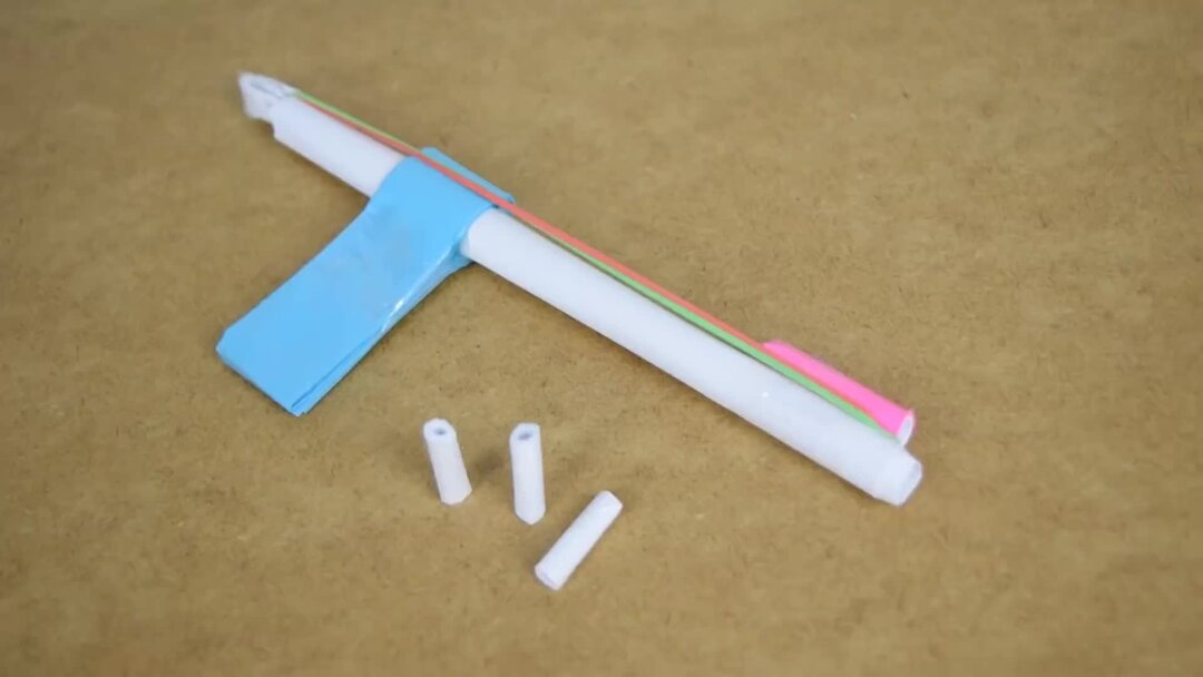 поделки из бумаги пистолет. как из бумаги сделать бумажный стреляющий. самодельный пистолет из бумаги. пистолет из картона. бумажный пистолет.