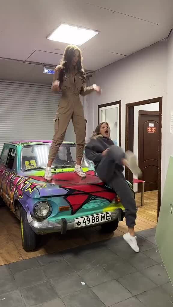 Красивые девушки в купальниках.