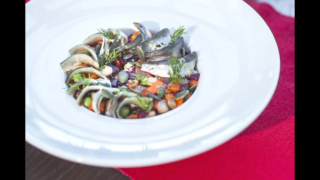 Салат с килькой. Салат с консервированной килькой в томате. Салат с соленой килькой. Салат с килькой в томатном. Салат с килькой в томатном соусе и сухариками.