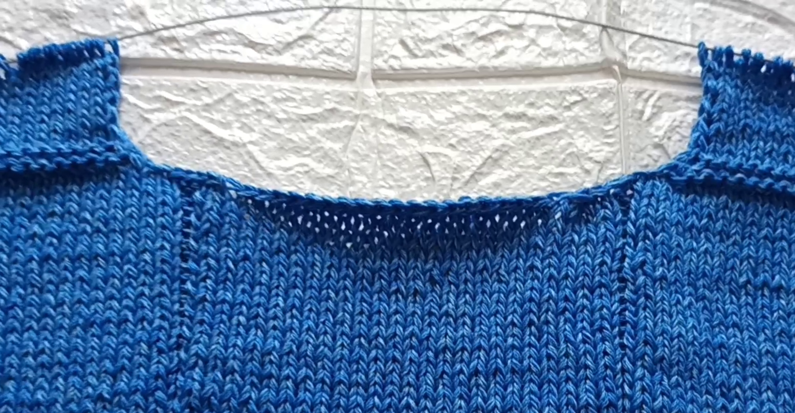 Пройма рукава спицами без ступенек. Закрытие петель проймы без ступенек. Закрытие горловины без ступенек. Закрытие горловины без ступенек. Закрытие проймы спицами.