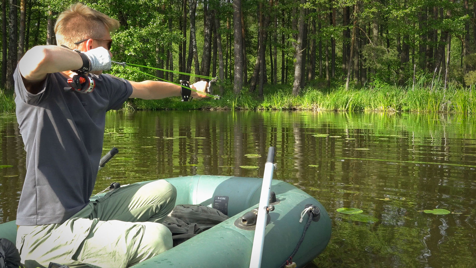 рыбалка с рогаткой и дротиками. ловля щуки на рогатку. рыбалка с рогаткой видео. рыбалка с рогаткой и дротиками. охота на рыбу с рогаткой.