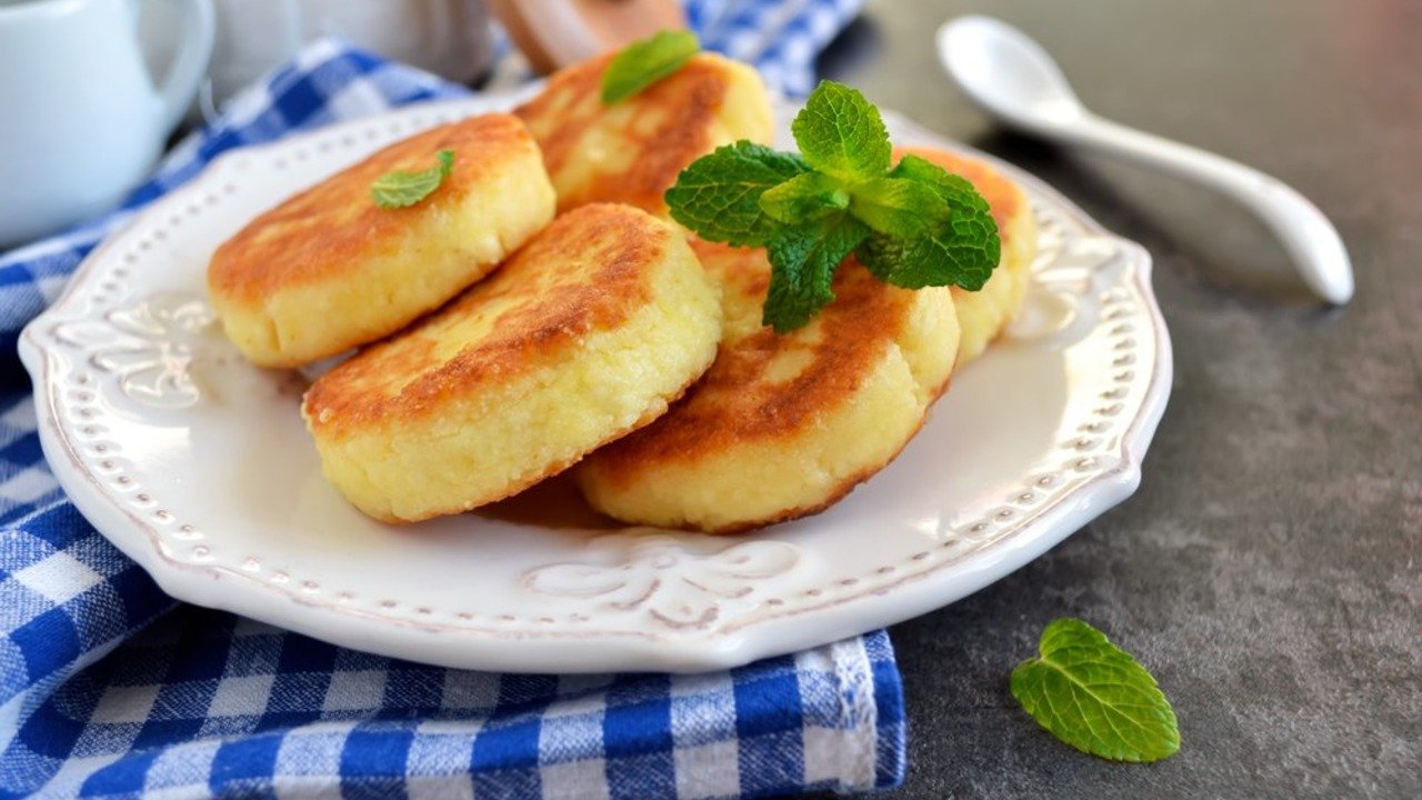 Сырники с манкой и творогом. Сырники. Сырники для детей. Сырники с тыквой. Оладьи из творога.