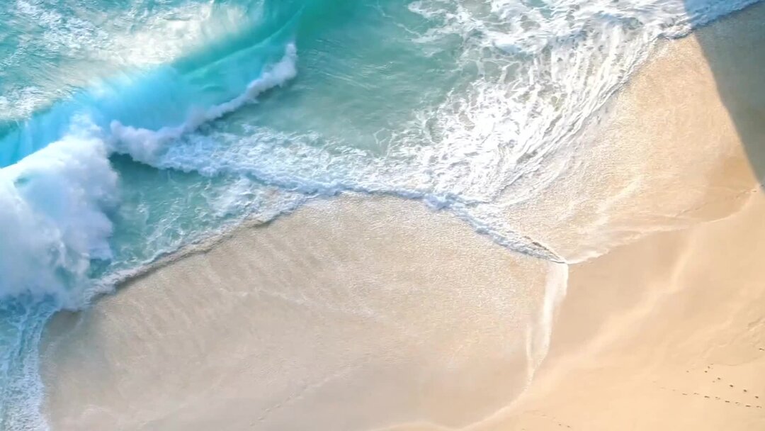 Красивый океан. Поверхность воды. Девушка в волнах моря. Девушка на волне. Атлантический океан.