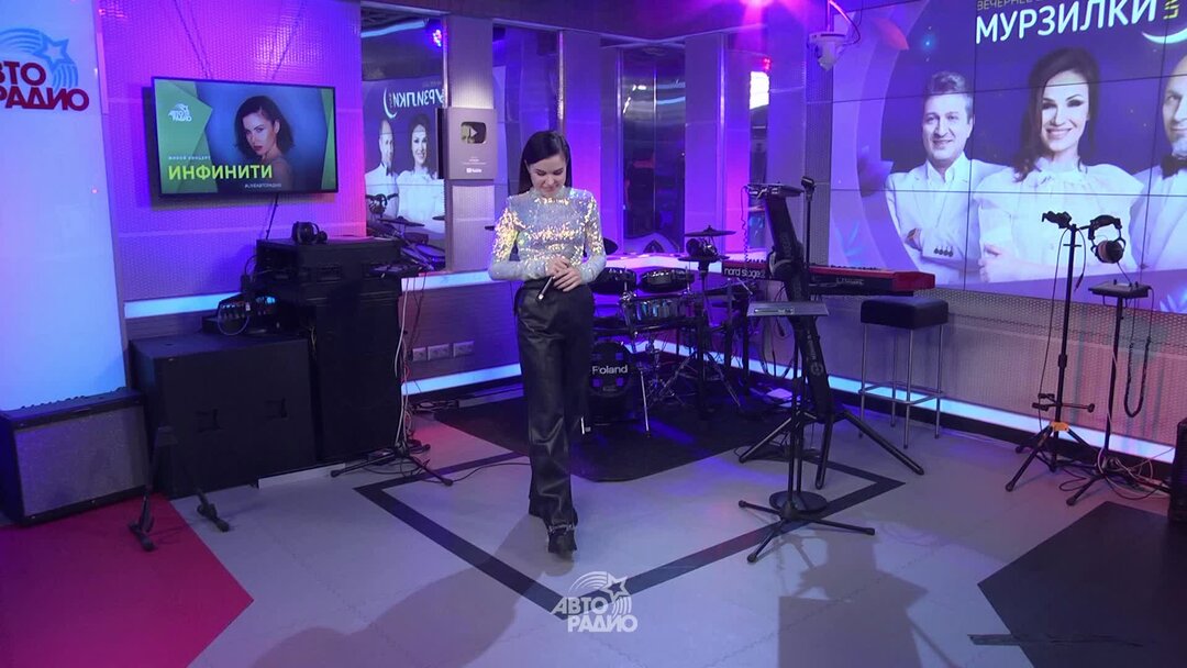 Таня инфинити. Инфинити певица картинки. Кадры из клипа пускай. Инфинити группа солистка. Инфинити пусть музыка играет.