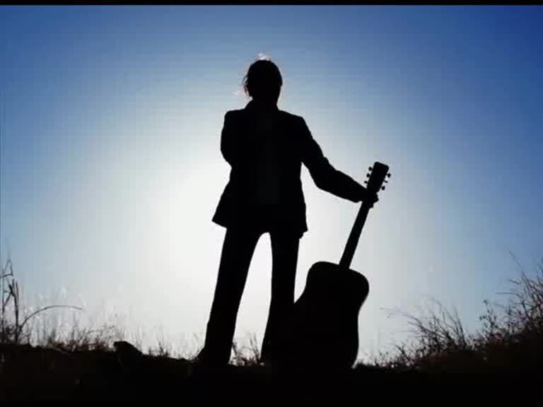 Музыкальные струны. Музыкант умолявший свою гитару петь. Гитара для детей. Музыкант умолявший свою гитару петь. Человек сидит с гитарой.