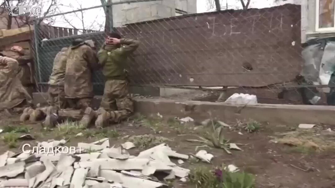 Азовцы сдаются в плен на азовстали. Всу бросили военнослужающую. Бросили раненого. Мертвые игиловцы демотиваторы. Чвк вагнер бахмут.