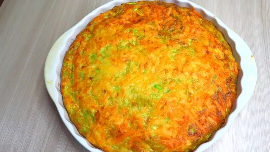 Кабачковая запеканка с сыром. Запеканка. Запеканка из кабачков с фаршем и сыром в духовке. Запеканка из кабачков в духовке с сыром. Кабачки запеканка видео.