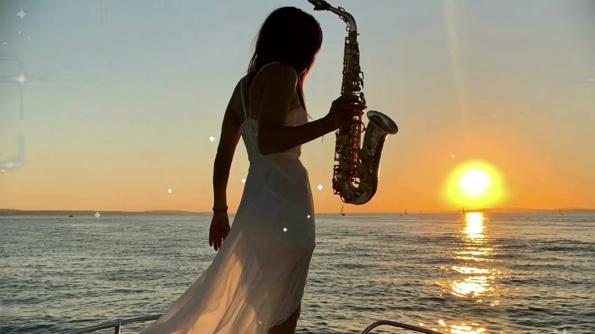 Девушка с саксофоном. Саксофонист на берегу моря. Саксофонист на закате. Вдохновение музыка для раздумий.