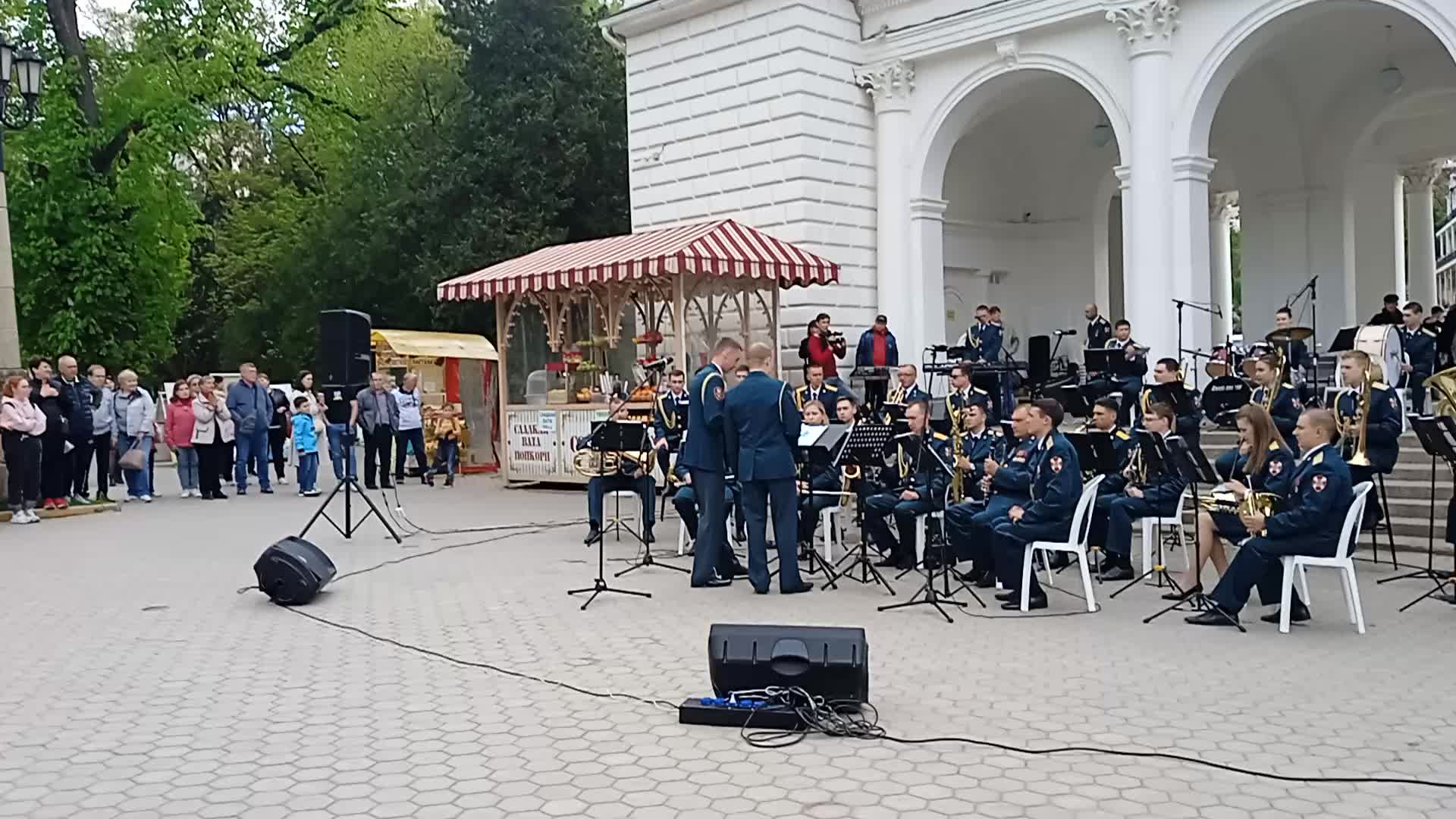 оркестр. новочеркасск городской парк духовой оркестр. духовой оркестр в парке. оркестр в летнем саду. в духовом в городском саду играет духовой оркестр.