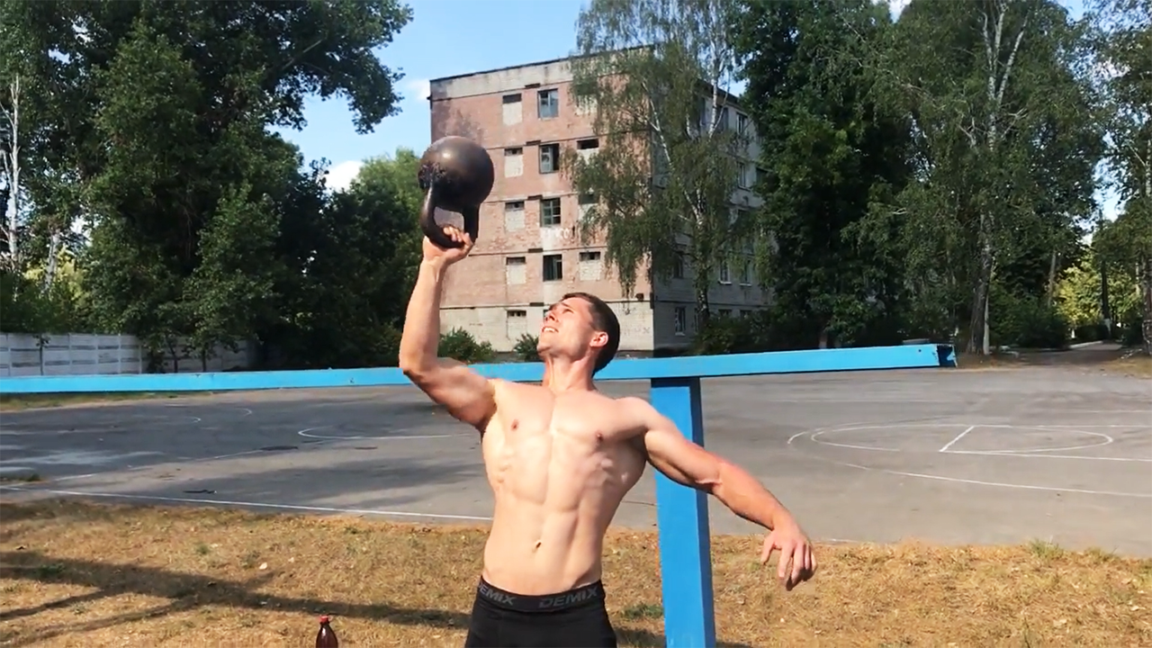 подъем гири 24кг. силач с гирями. подъем гири 24кг. огромная гиря. жим гири 16 кг техника.