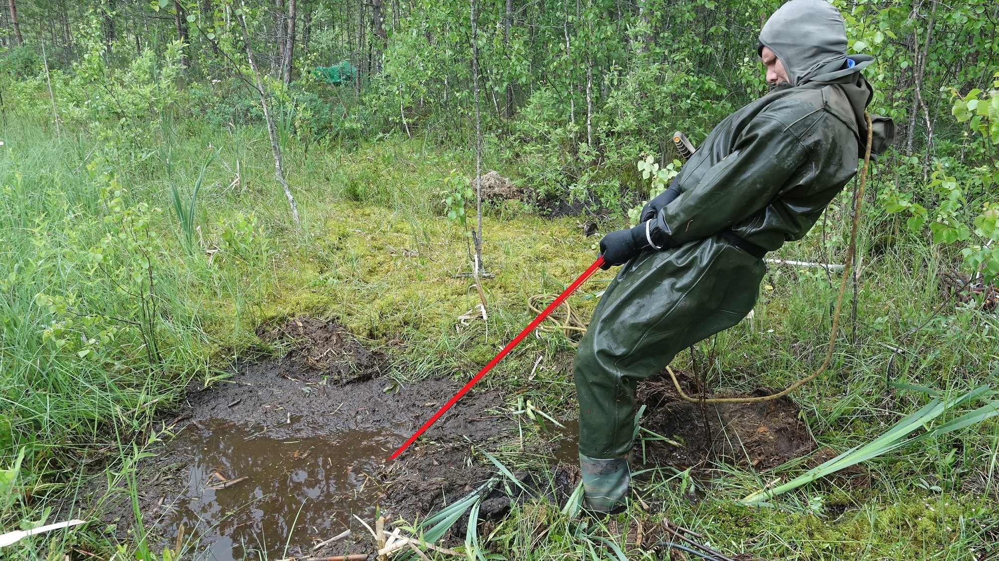Затонувший трактор. Сталинец-65 трактор. Вытаскивание из болота. Военные находки в болоте. Вытаскиваем из болота.