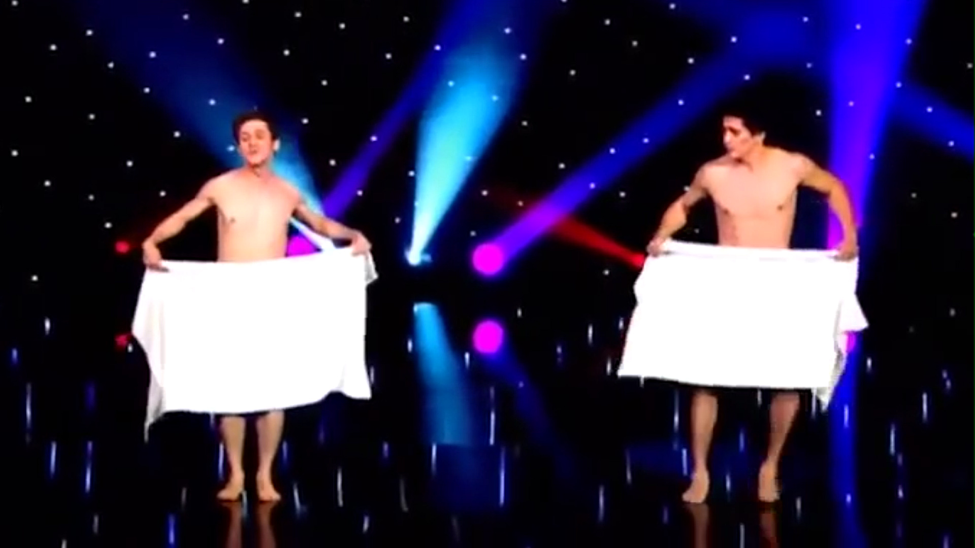 голые парни танцую с полотенцами фото 22