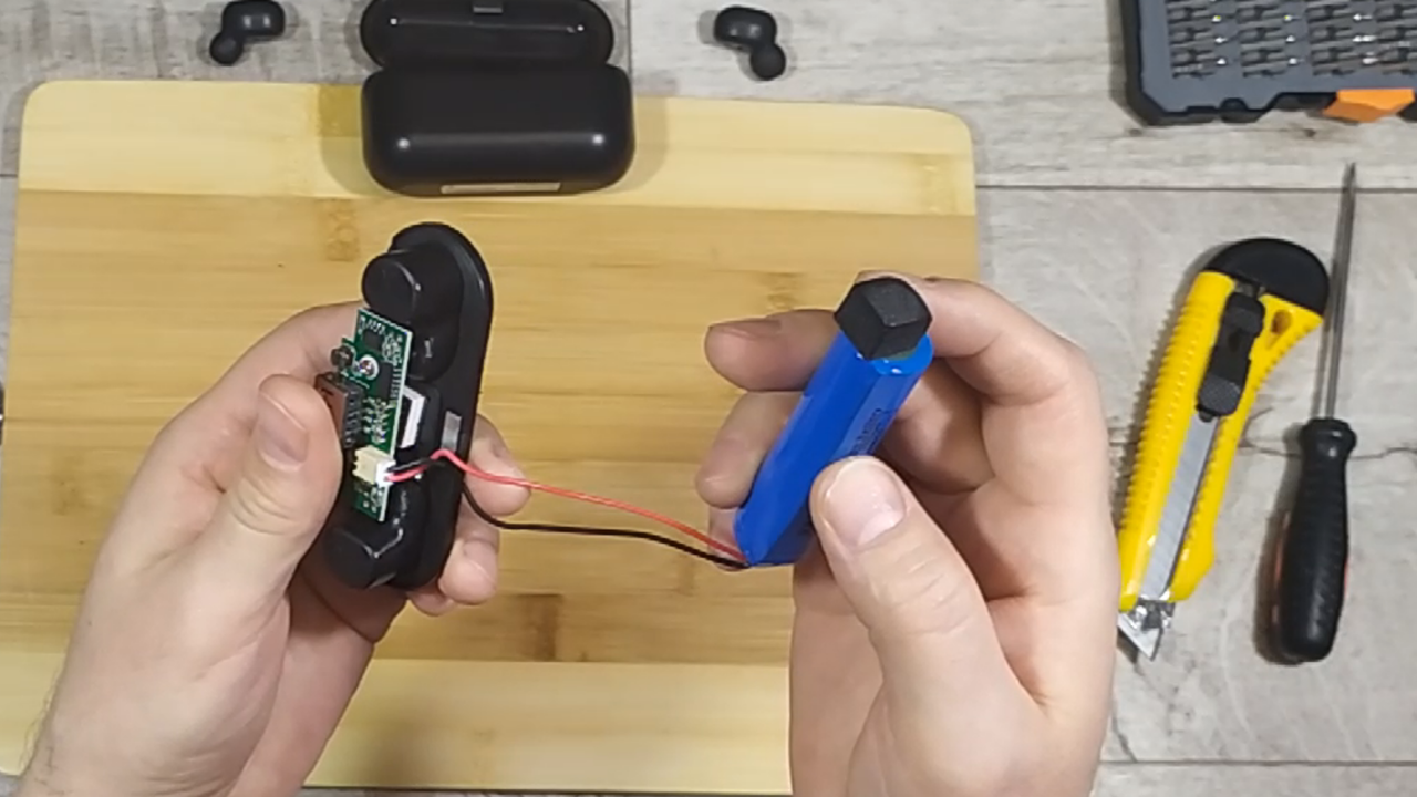 Наушники k55 tws управление. Как починить беспроводные наушники f9. Аккумулятор наушники airpods 2. Разобранные аирподс. Кейс для наушников i11 pro.