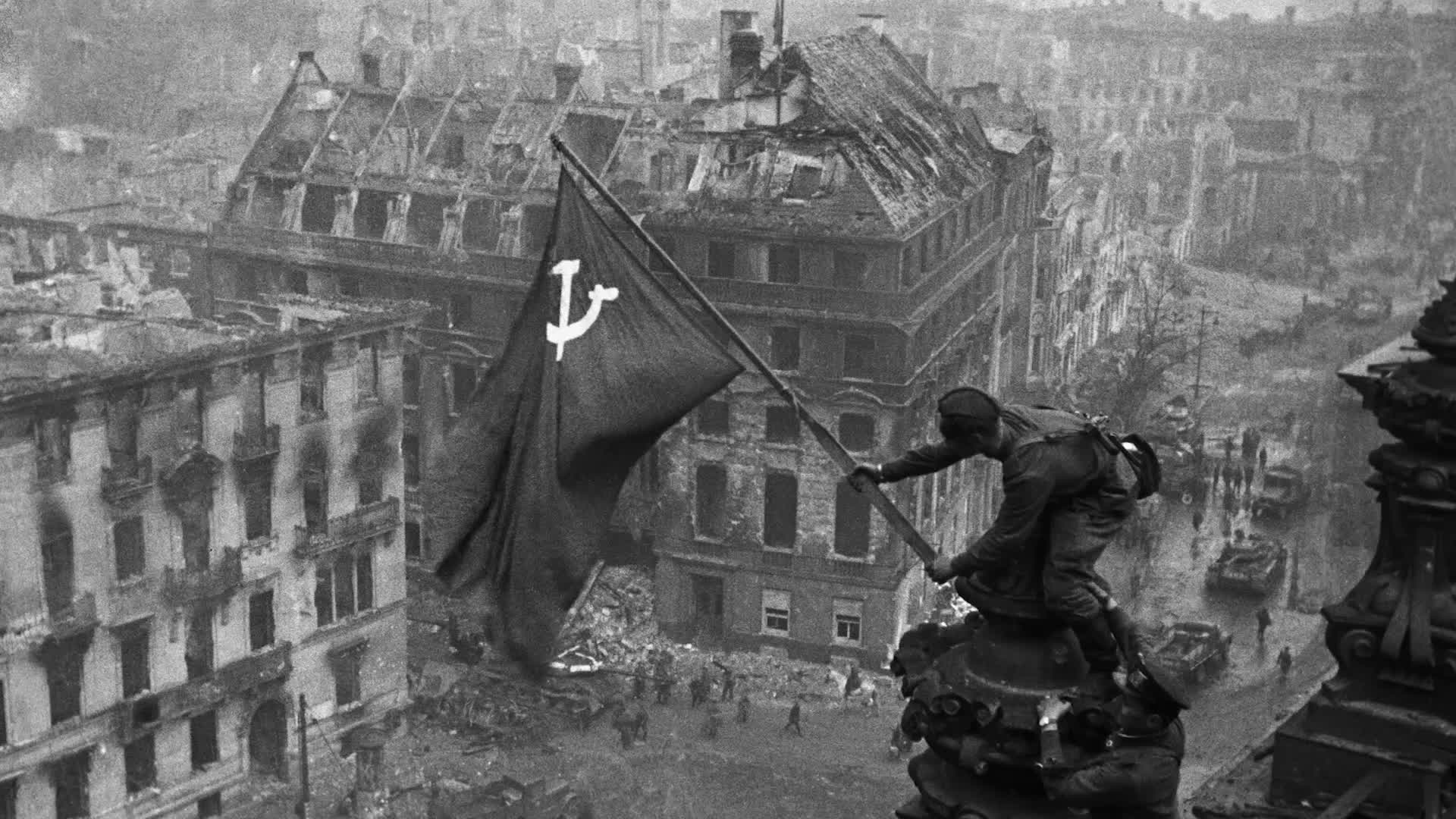 Какого числа был поднят флаг над рейхстагом. Рейхстаг 1945 Знамя Победы. Кантария Знамя Победы. Водружение Знамени Победы.