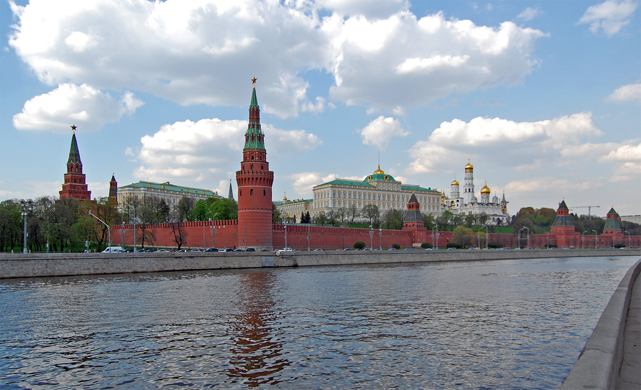 Московский кремль имеет двадцать. Водовзводная башня Московского Кремля. Вид Московского Кремля с Софийской набережной. Москва Кремль Москва река. Московский Кремль Moscow Kremlin.