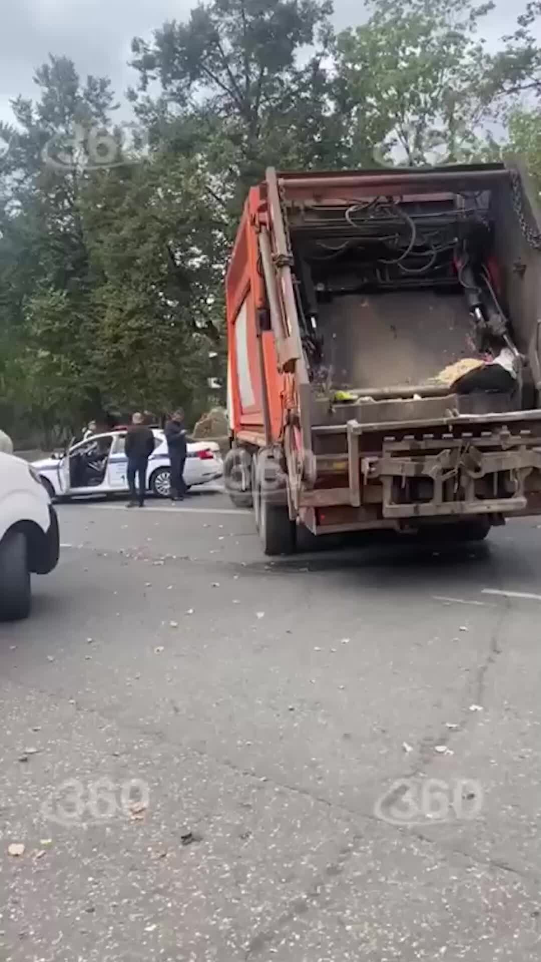 В истре мусоровоз сбил детей. Сбитая мусоровозом девочка. Мусоровоз сбил двух девочек в истре. Мусоровоз. Мусоровоз сбил двух девочек в истре.