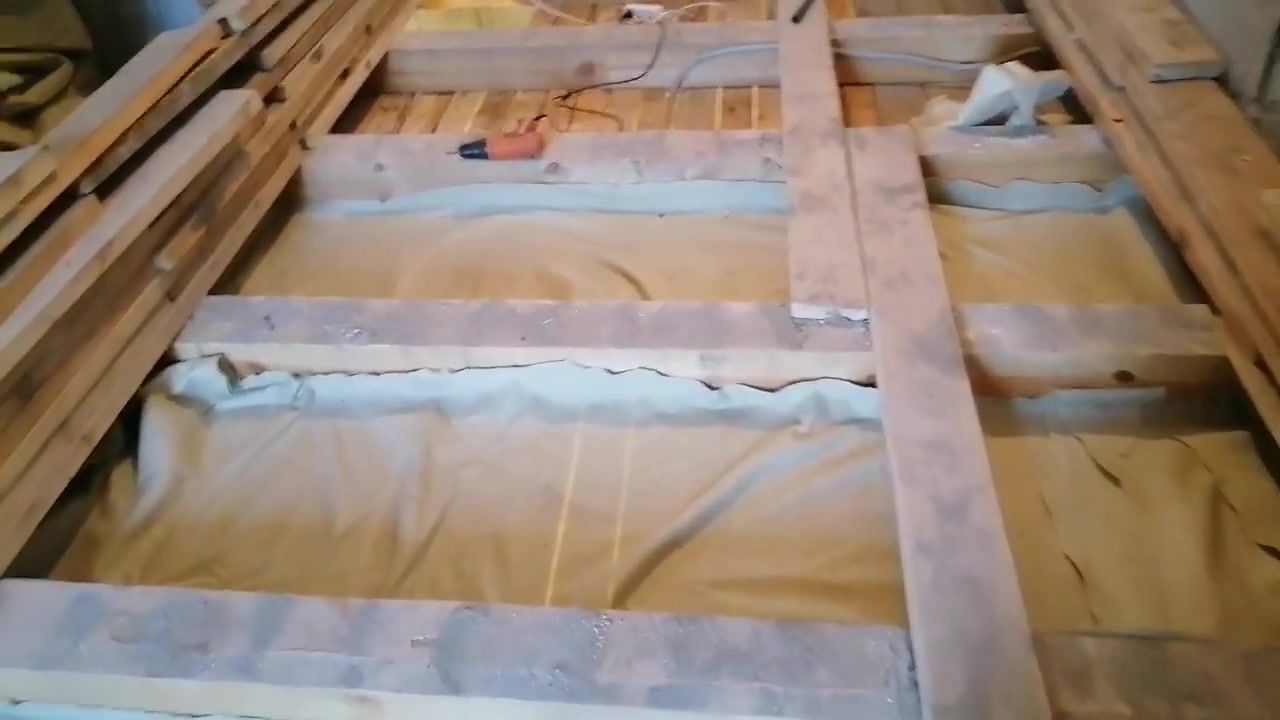 Утеплить пол в деревянном доме. Крепление чернового пола снизу к лагам. Полы в срубе своими. Видео чернового пола. Выравнивание лаг для пола в деревянном доме.