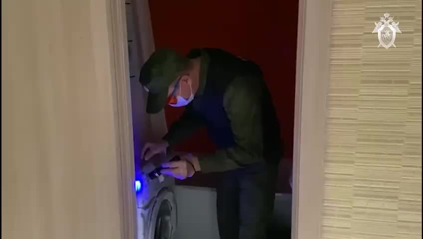 Женщина на балконе. Девушки выпали из окна красноярск. Арестованные девушки. Девушка выпала из окна казань. Убийство девушки в красноярске.