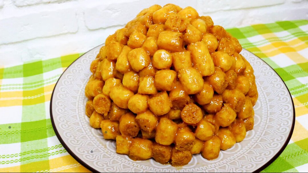 Торт из кукурузных палочек и ирисок золотой ключик