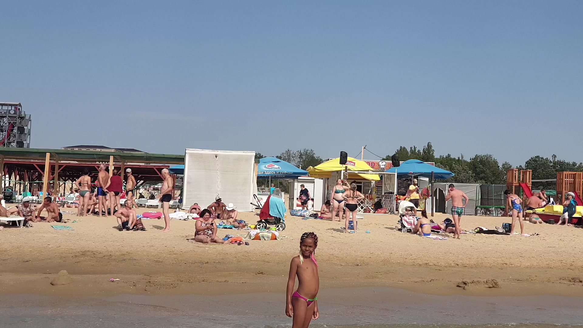 люди на пляже в витязево