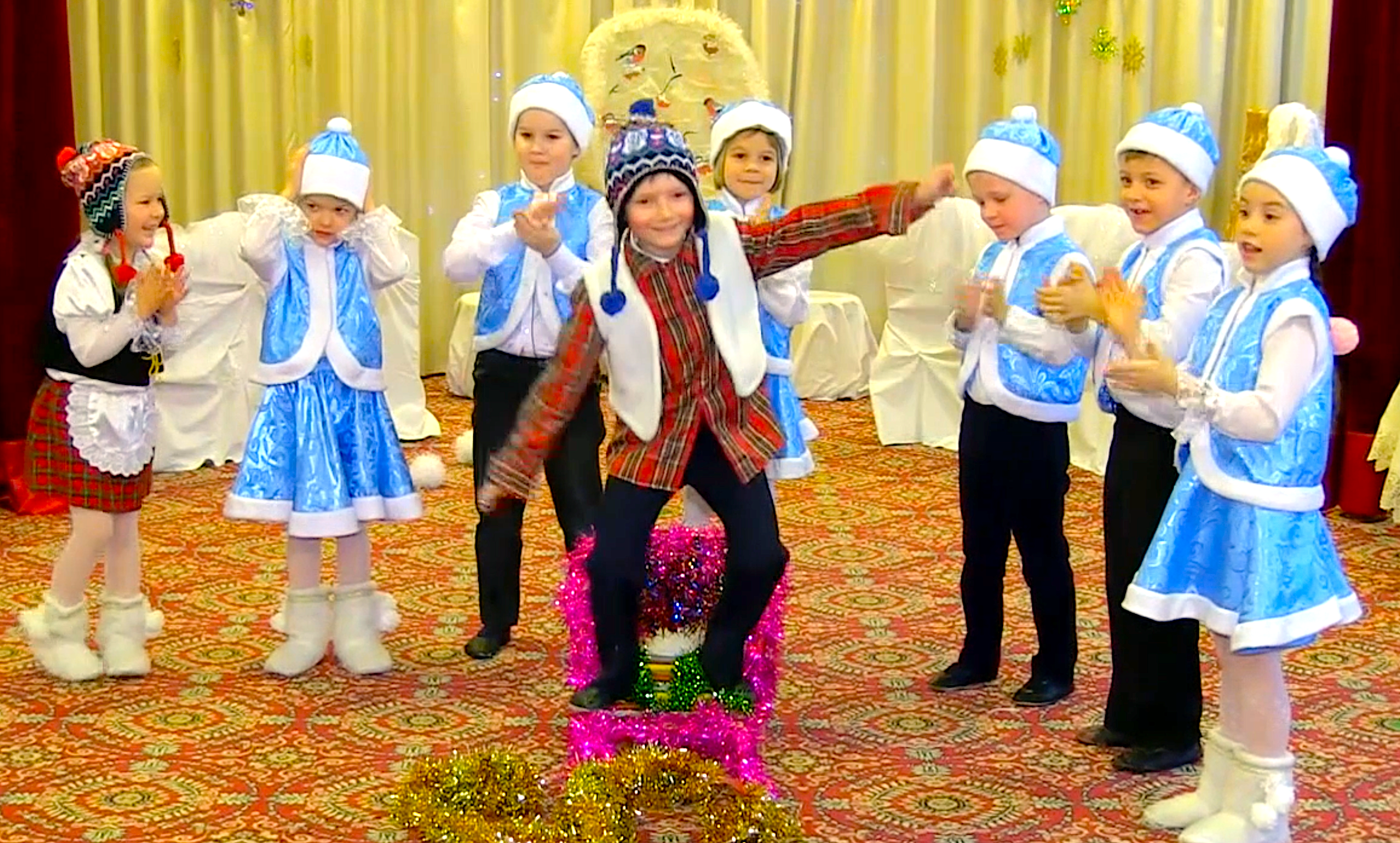 новогодний утренник в детском саду девочки снежинки. детский сад 20 танец зимние забавы. новогодний танец для девочек в детском саду. новогодний массовые танцы для детей начальной школы. танец зима красавица в детском саду.