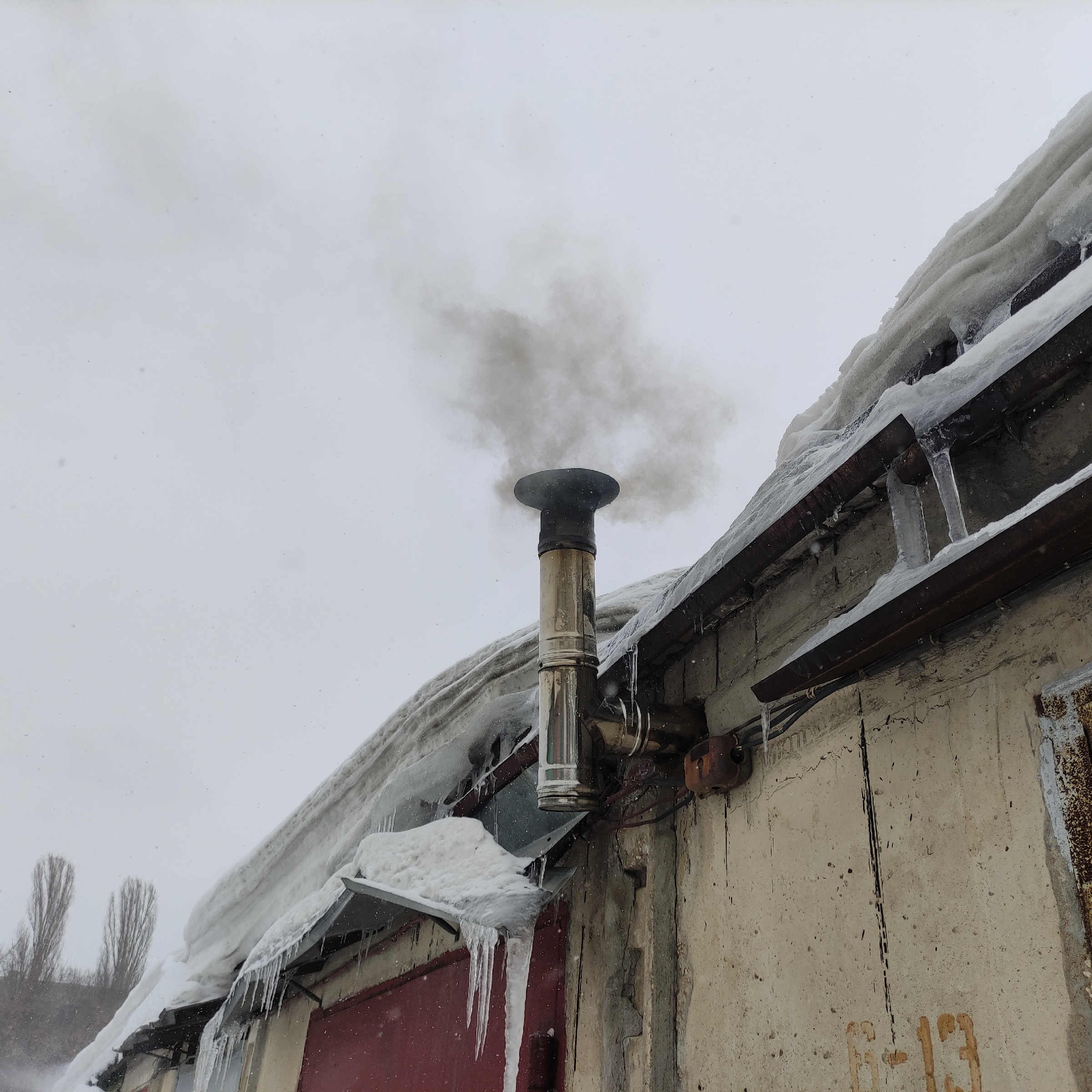 Как почистить трубу дымохода в частном доме своими руками. Картофельные очистки для чистки дымохода. Дымоход очистки картофельные. Приспособление для прочистки дымохода от сажи. Дымоход очистки картофельные.