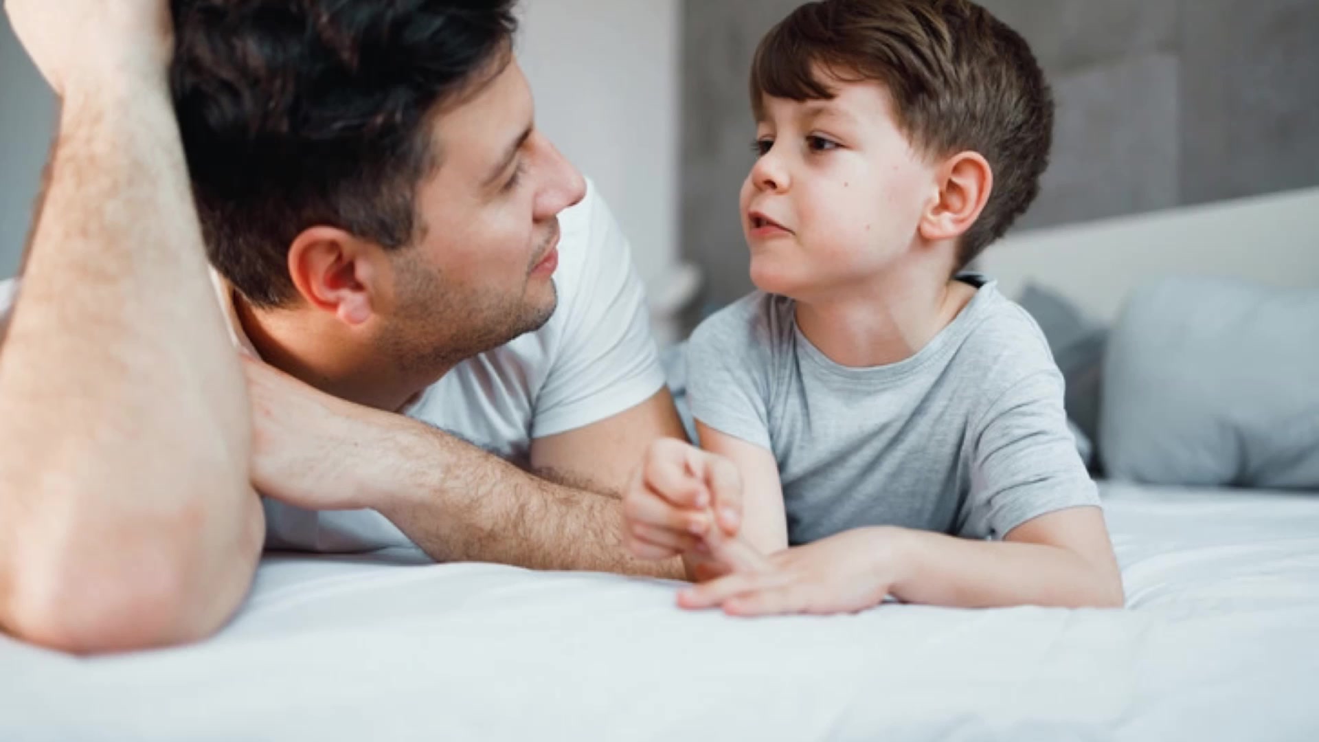 семейная пара с ребенком. ревнивый папа. ребенок ревнует маму к папе. ревность мальчиков к папе. ребенок ревнует маму к папе.